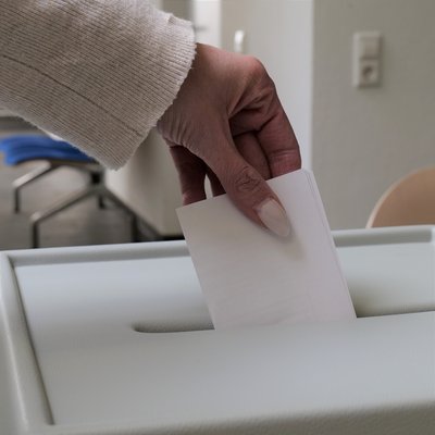 Einwurf in eine Wahlurne